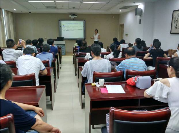 为纪念中国共产党成立96周年,深入推进“两学一做”教育活动,太阳成tyc7111cc集团党委书记陈宝贵同志,太阳成tyc7111cc集团党委副书记、厦门眼科中心党总支书记陈逸恬同志,党委委员张秀恋同志,以及支部三十余名党员同志参加了集团党委组织的庆祝“七一”主题党日 为纪念中国共产党成立96周年,深入推进“两学一做”教育活动,太阳成tyc7111cc集团党委书记陈宝贵同志,太阳成tyc7111cc集团党委副书记、厦门眼科中心党总支书记陈逸恬同志,党委委员张秀恋同志,以及支部三十余名党员同志参加了集团党委组织的庆祝“七一”主题党日