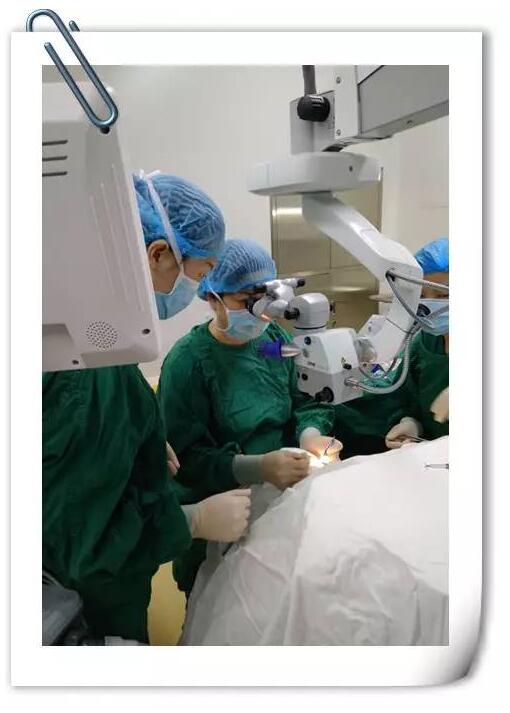 潘美华教授为成都斜视患者手术.jpg 潘美华教授为成都斜视患者手术.jpg