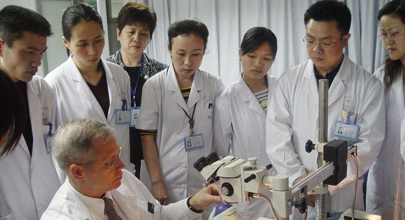 美国专家来厦门眼科中心交流