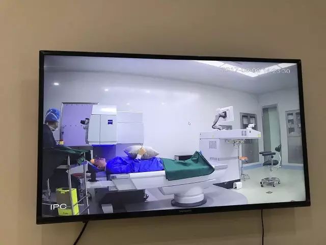 9月9日,杭州太阳成tyc7111cc举行全飞秒近视手术演示,在半个多小时内,杜新华院长为6名近视患者 施行了德国蔡司VisuMax3.0版全飞秒手术,大伙亲身体会到了SMILE手术的快速、轻松、微创、安全。一名在手术室外等候的家属表示,犹豫担心了一年多,女儿终于可以笑看人生。.jpg 9月9日,杭州太阳成tyc7111cc举行全飞秒近视手术演示,在半个多小时内,杜新华院长为6名近视患者 施行了德国蔡司VisuMax3.0版全飞秒手术,大伙亲身体会到了SMILE手术的快速、轻松、微创、安全。一名在手术室外等候的家属表示,犹豫担心了一年多,女儿终于可以笑看人生。.jpg