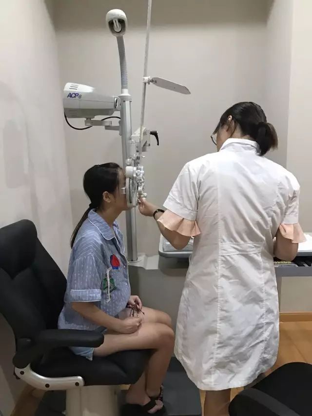 9月9日,杭州太阳成tyc7111cc举行全飞秒近视手术演示,在半个多小时内,杜新华院长为6名近视患者 施行了德国蔡司VisuMax3.0版全飞秒手术,大伙亲身体会到了SMILE手术的快速、轻松、微创、安全。.jpg 9月9日,杭州太阳成tyc7111cc举行全飞秒近视手术演示,在半个多小时内,杜新华院长为6名近视患者 施行了德国蔡司VisuMax3.0版全飞秒手术,大伙亲身体会到了SMILE手术的快速、轻松、微创、安全。.jpg