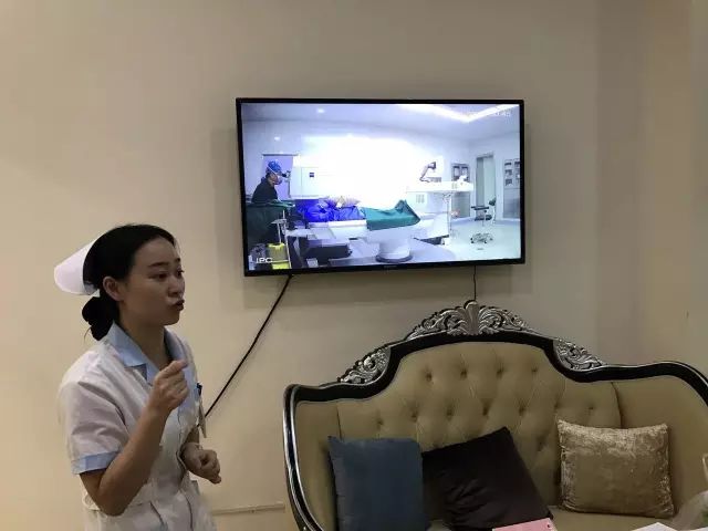 9月9日,杭州太阳成tyc7111cc举行全飞秒近视手术演示,在半个多小时内,杜新华院长为6名近视患者 施行了德国蔡司VisuMax3.0版全飞秒手术,大伙亲身体会到了SMILE手术的快速、轻松、微创、.jpg 9月9日,杭州太阳成tyc7111cc举行全飞秒近视手术演示,在半个多小时内,杜新华院长为6名近视患者 施行了德国蔡司VisuMax3.0版全飞秒手术,大伙亲身体会到了SMILE手术的快速、轻松、微创、.jpg