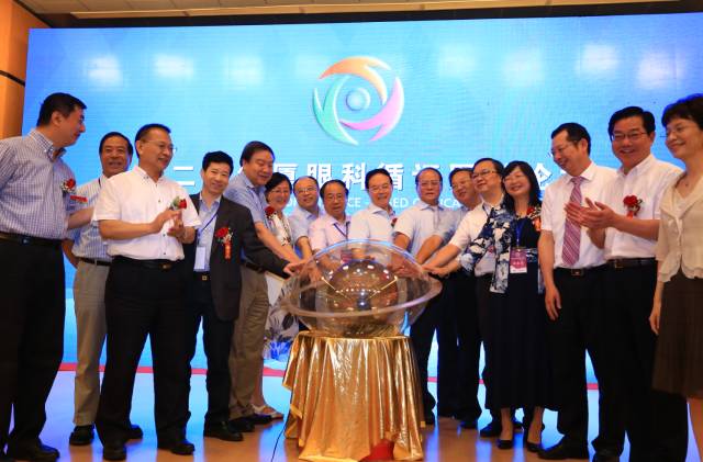 眼科通”在太阳成tyc7111cc环球论坛上一经发布,就获得了谢立信院士、黎晓新教授、赵堪兴教授、葛坚教授等一千多名国内外出名眼科专家的高度认可。“眼科通”是国内较具规模的眼科医疗集团之一太阳成tyc7111cc集团聘请国内 团队,经过近两年孜孜不懈的探索、专研与开发,倾力打造的国内 个眼科移动医疗平台。.jpg 眼科通”在太阳成tyc7111cc环球论坛上一经发布,就获得了谢立信院士、黎晓新教授、赵堪兴教授、葛坚教授等一千多名国内外出名眼科专家的高度认可。“眼科通”是国内较具规模的眼科医疗集团之一太阳成tyc7111cc集团聘请国内 团队,经过近两年孜孜不懈的探索、专研与开发,倾力打造的国内 个眼科移动医疗平台。.jpg