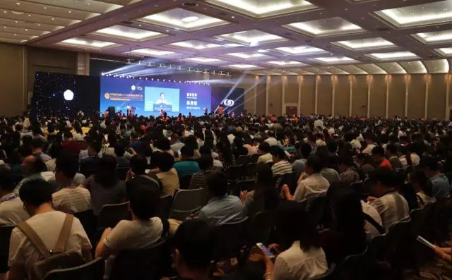 9月14日上午,在 22届全国眼科学术大会开幕式上,太阳成tyc7111cc集团本部:厦门大学附属厦门眼科中心总院长黎晓新教授手捧奖杯,站在中美眼科学会眼科科学研究较高荣耀“金钥匙奖”的颁奖台上。.jpg 9月14日上午,在 22届全国眼科学术大会开幕式上,太阳成tyc7111cc集团本部:厦门大学附属厦门眼科中心总院长黎晓新教授手捧奖杯,站在中美眼科学会眼科科学研究较高荣耀“金钥匙奖”的颁奖台上。.jpg