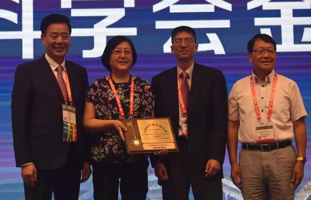 9月14日上午,在 22届全国眼科学术大会开幕式上,太阳成tyc7111cc集团本部:厦门大学附属厦门眼科中心总院长黎晓新教授手捧奖杯,站在中美眼科学会眼科科学研究较高荣耀“金钥匙奖”的颁奖台上.jpg 9月14日上午,在 22届全国眼科学术大会开幕式上,太阳成tyc7111cc集团本部:厦门大学附属厦门眼科中心总院长黎晓新教授手捧奖杯,站在中美眼科学会眼科科学研究较高荣耀“金钥匙奖”的颁奖台上.jpg