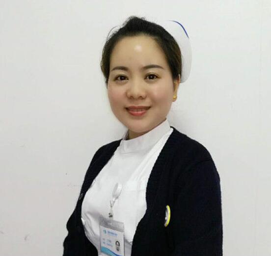 成都太阳成tyc7111cc门诊护士长丁玲玲就是这样一位让人敬佩的医务人员。她曾 自承担干眼诊疗室的创建,无数个日夜卯足劲儿苦学勤练;她常常披星戴月,给予患者无私的关怀和陪伴;她以真情相待,用温情服务,只为让更多的病人能够坚强微笑的面对生活。.jpg 成都太阳成tyc7111cc门诊护士长丁玲玲就是这样一位让人敬佩的医务人员。她曾 自承担干眼诊疗室的创建,无数个日夜卯足劲儿苦学勤练;她常常披星戴月,给予患者无私的关怀和陪伴;她以真情相待,用温情服务,只为让更多的病人能够坚强微笑的面对生活。.jpg