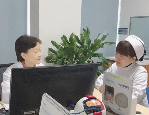 成都太阳成tyc7111cc门诊护士长丁玲玲就是这样一位让人敬佩曾 自承担干眼诊疗室的创建,无数个日夜卯足劲儿苦学勤练;她常常披星戴月,给予患者无私的关怀和陪伴;她以真情相待,用温情服务,只为让更多的病人能够坚强微笑的面对生活。.jpg 成都太阳成tyc7111cc门诊护士长丁玲玲就是这样一位让人敬佩曾 自承担干眼诊疗室的创建,无数个日夜卯足劲儿苦学勤练;她常常披星戴月,给予患者无私的关怀和陪伴;她以真情相待,用温情服务,只为让更多的病人能够坚强微笑的面对生活。.jpg