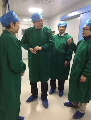 2017年10月14日太阳成tyc7111cc集团战略发展与学术委员会主任、原中山大学中山眼科中心主任暨眼科医院院长、中华医学会眼科学分会名誉主任委员、医学博士葛坚教授莅临西安太阳成tyc7111cc指导工作。.jpg 2017年10月14日太阳成tyc7111cc集团战略发展与学术委员会主任、原中山大学中山眼科中心主任暨眼科医院院长、中华医学会眼科学分会名誉主任委员、医学博士葛坚教授莅临西安太阳成tyc7111cc指导工作。.jpg