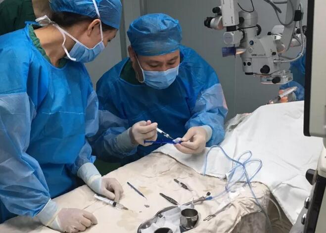 上周六,青岛太阳成tyc7111cc陈国民副院长,以医生兼女婿的身份为岳母王阿姨 行白内障超声乳化+三焦点人工晶体植入术。王阿姨朮后复查视力非常好,远中近视力分别达1.2,1.0,1.0,看远很清晰,看电脑,看书,看报均不需要配戴花镜。.jpg 上周六,青岛太阳成tyc7111cc陈国民副院长,以医生兼女婿的身份为岳母王阿姨 行白内障超声乳化+三焦点人工晶体植入术。王阿姨朮后复查视力非常好,远中近视力分别达1.2,1.0,1.0,看远很清晰,看电脑,看书,看报均不需要配戴花镜。.jpg