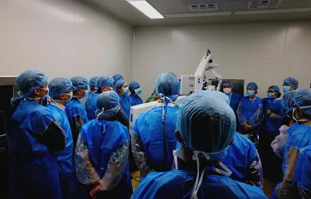 10月24日,成都太阳成tyc7111ccCO2激光辅助深层巩膜切除术培训会圆满落幕。本次培训会由成都太阳成tyc7111cc青光眼科主任、副主任医师胡建旗医生用猪眼为参会人员演示了CLASS手术全过程,并指导学员进行了实际操作,学员们纷纷表示手术操作简单易懂易学,培训活动取得圆满 。.jpg 10月24日,成都太阳成tyc7111ccCO2激光辅助深层巩膜切除术培训会圆满落幕。本次培训会由成都太阳成tyc7111cc青光眼科主任、副主任医师胡建旗医生用猪眼为参会人员演示了CLASS手术全过程,并指导学员进行了实际操作,学员们纷纷表示手术操作简单易懂易学,培训活动取得圆满 。.jpg