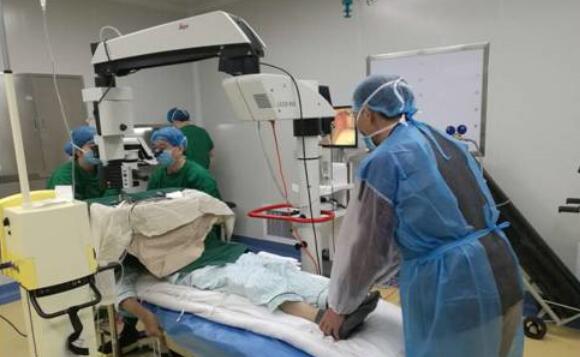 10月25日,东莞太阳成tyc7111cc完成一 白内障手术,年逾七旬的高大爷,已有十几年的糖尿病史,还有9年重度的帕金森病史。更不幸的是近期又爆发出了急性青光眼,视力急速下降,使得高大爷的情绪焦虑、抑郁.jpg 10月25日,东莞太阳成tyc7111cc完成一 白内障手术,年逾七旬的高大爷,已有十几年的糖尿病史,还有9年重度的帕金森病史。更不幸的是近期又爆发出了急性青光眼,视力急速下降,使得高大爷的情绪焦虑、抑郁.jpg