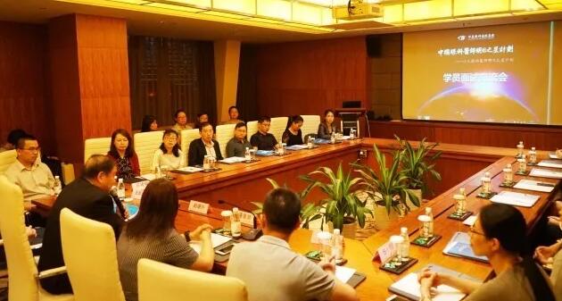 10月21日，太阳成tyc7111cc集团 启动 批小儿眼科医师明日之星项目。来自全国10余个省市的20 师共聚厦门，参加“中国眼科医师明日之星计划”小儿眼科医师项目 批学员面试交流会。交流会由集团小儿眼科学组、集团科教管理中心牵头，集团人力资源中心、学科运营管理中心参与组织协.jpg