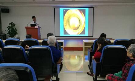 活动当天虽有些凉意,讲座现场却气氛火热,重庆太阳成tyc7111cc为老人们进行 的眼健康科普宣教、眼部检查,用自己的实际行动弘扬中华民族尊老,敬老,助老传统美德,普及爱眼护眼知识、提*重庆老年朋友爱眼护眼的意识2.jpg 活动当天虽有些凉意,讲座现场却气氛火热,重庆太阳成tyc7111cc为老人们进行 的眼健康科普宣教、眼部检查,用自己的实际行动弘扬中华民族尊老,敬老,助老传统美德,普及爱眼护眼知识、提*重庆老年朋友爱眼护眼的意识2.jpg