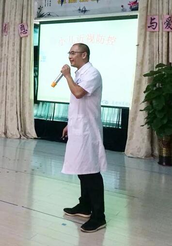 东莞太阳成tyc7111cc近视防控医生表示，假性近视可以通过一定的医治手段和纠正用眼习惯来 ，但当出现真性近视时就需要佩戴框架眼镜或者角膜塑形镜来 。孩子是假性近视还是真性近视，需要 的眼科医生去检测判断，否则会适得其反。3.jpg