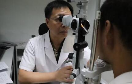 “小小竹棍把我害的好苦啊!幸好,遇到了厦门眼科中心眼整形科的胡继发副主任。医术好、态度好。大医院 医生就是不一样!”——医治眼睛后的老李激动的说道1.jpg “小小竹棍把我害的好苦啊!幸好,遇到了厦门眼科中心眼整形科的胡继发副主任。医术好、态度好。大医院 医生就是不一样!”——医治眼睛后的老李激动的说道1.jpg