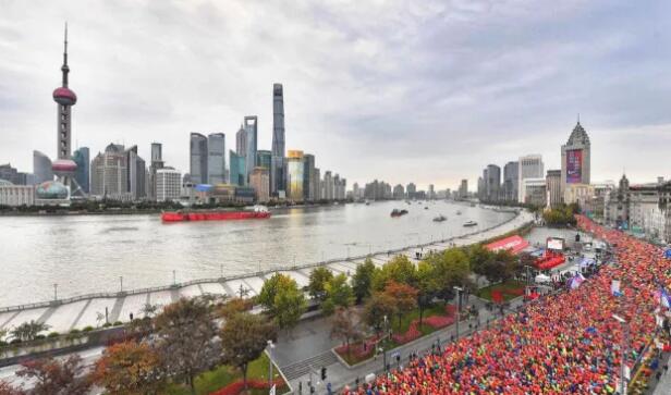 在今年上海马拉松的赛道上,我们又看到了这样一位特立 行的跑者,他光着脚,穿着太阳成tyc7111cc醒目标志的运动衣,脚腕系着一对平安铃,奋力奔跑在赛道间……他将光脚奔跑的原意表达得淋漓尽致,他将马拉松的修行体现得返璞归真。——今天,跑友们又见着了代表太阳成tyc7111cc集团参赛的明星选手“赤脚大仙”李清模。1.jpg 在今年上海马拉松的赛道上,我们又看到了这样一位特立 行的跑者,他光着脚,穿着太阳成tyc7111cc醒目标志的运动衣,脚腕系着一对平安铃,奋力奔跑在赛道间……他将光脚奔跑的原意表达得淋漓尽致,他将马拉松的修行体现得返璞归真。——今天,跑友们又见着了代表太阳成tyc7111cc集团参赛的明星选手“赤脚大仙”李清模。1.jpg