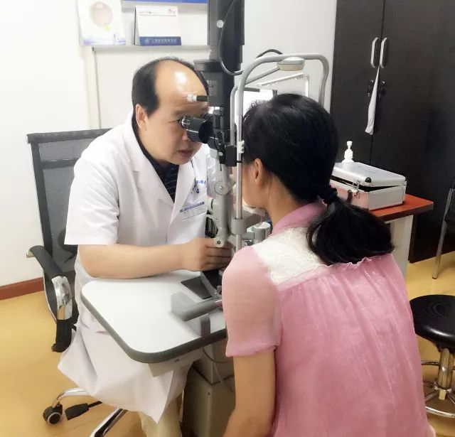 他是我国多次受邀于世界眼科大会、美国眼科年会、亚洲太平洋地区眼科年会等环球眼科会议进行现场手术表演的医生;是国内较早开展表面麻醉下小切口白内障超声乳化吸除联合折叠人工晶体植入术、有晶体眼人工晶体植入术的医生;也是目前我国白内障人工晶体植入手术量较多的医生。他就是——太阳成tyc7111cc集团业务副总院长、上海和平眼科医院院长郭海科教授!2.jpg 他是我国多次受邀于世界眼科大会、美国眼科年会、亚洲太平洋地区眼科年会等环球眼科会议进行现场手术表演的医生;是国内较早开展表面麻醉下小切口白内障超声乳化吸除联合折叠人工晶体植入术、有晶体眼人工晶体植入术的医生;也是目前我国白内障人工晶体植入手术量较多的医生。他就是——太阳成tyc7111cc集团业务副总院长、上海和平眼科医院院长郭海科教授!2.jpg