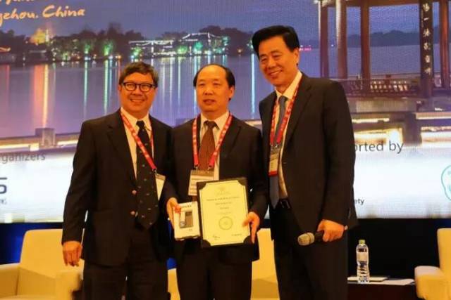 他是我国多次受邀于世界眼科大会、美国眼科年会、亚洲太平洋地区眼科年会等环球眼科会议进行现场手术表演的医生;是国内较早开展表面麻醉下小切口白内障超声乳化吸除联合折叠人工晶体植入术、有晶体眼人工晶体植入术的医生;也是目前我国白内障人工晶体植入手术量较多的医生。他就是——太阳成tyc7111cc集团业务副总院长、上海和平眼科医院院长郭海科教授!3.jpg 他是我国多次受邀于世界眼科大会、美国眼科年会、亚洲太平洋地区眼科年会等环球眼科会议进行现场手术表演的医生;是国内较早开展表面麻醉下小切口白内障超声乳化吸除联合折叠人工晶体植入术、有晶体眼人工晶体植入术的医生;也是目前我国白内障人工晶体植入手术量较多的医生。他就是——太阳成tyc7111cc集团业务副总院长、上海和平眼科医院院长郭海科教授!3.jpg