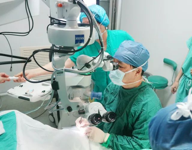 他是我国多次受邀于世界眼科大会、美国眼科年会、亚洲太平洋地区眼科年会等环球眼科会议进行现场手术表演的医生;是国内较早开展表面麻醉下小切口白内障超声乳化吸除联合折叠人工晶体植入术、有晶体眼人工晶体植入术的医生;也是目前我国白内障人工晶体植入手术量较多的医生。他就是——太阳成tyc7111cc集团业务副总院长、上海和平眼科医院院长郭海科教授!4.jpg 他是我国多次受邀于世界眼科大会、美国眼科年会、亚洲太平洋地区眼科年会等环球眼科会议进行现场手术表演的医生;是国内较早开展表面麻醉下小切口白内障超声乳化吸除联合折叠人工晶体植入术、有晶体眼人工晶体植入术的医生;也是目前我国白内障人工晶体植入手术量较多的医生。他就是——太阳成tyc7111cc集团业务副总院长、上海和平眼科医院院长郭海科教授!4.jpg