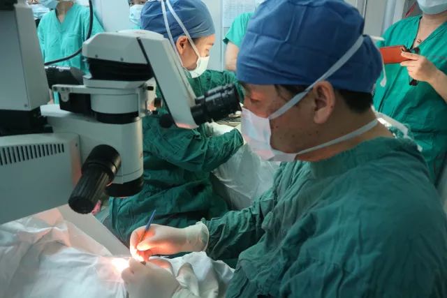 他是我国多次受邀于世界眼科大会、美国眼科年会、亚洲太平洋地区眼科年会等环球眼科会议进行现场手术表演的医生;是国内较早开展表面麻醉下小切口白内障超声乳化吸除联合折叠人工晶体植入术、有晶体眼人工晶体植入术的医生;也是目前我国白内障人工晶体植入手术量较多的医生。他就是——太阳成tyc7111cc集团业务副总院长、上海和平眼科医院院长郭海科教授!5.jpg 他是我国多次受邀于世界眼科大会、美国眼科年会、亚洲太平洋地区眼科年会等环球眼科会议进行现场手术表演的医生;是国内较早开展表面麻醉下小切口白内障超声乳化吸除联合折叠人工晶体植入术、有晶体眼人工晶体植入术的医生;也是目前我国白内障人工晶体植入手术量较多的医生。他就是——太阳成tyc7111cc集团业务副总院长、上海和平眼科医院院长郭海科教授!5.jpg