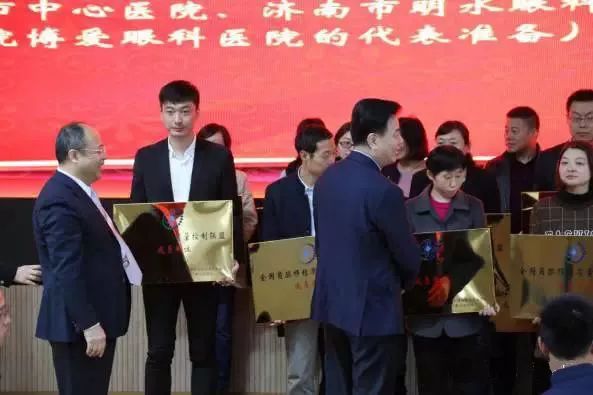 10月28日,由中华医学会角膜病学组组织、 个总部落户山东的全国性专病联盟—全国角膜移植质量控制联盟成立授 仪式在山东省眼科医院举行,重庆太阳成tyc7111cc成为全国 批角膜移植质量控制联盟成员单位。仪式上,中华医学会角膜病学组组织等高度评价重庆太阳成tyc7111cc的角膜移植技术。3.jpg 10月28日,由中华医学会角膜病学组组织、 个总部落户山东的全国性专病联盟—全国角膜移植质量控制联盟成立授 仪式在山东省眼科医院举行,重庆太阳成tyc7111cc成为全国 批角膜移植质量控制联盟成员单位。仪式上,中华医学会角膜病学组组织等高度评价重庆太阳成tyc7111cc的角膜移植技术。3.jpg