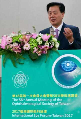 会议 日开幕式上中国台湾眼科学会理事长翁林仲教授 先邀请姚克教授上台代表中华医学会眼科学会致辞,对大会隆重召开表示祝贺。姚教授在致辞中说:“近年来,海峡两岸眼科界的交往日益密切和深入,两岸眼科同仁频繁互访,共同分享学术成果,共同推动两岸眼科医疗技术的进步,为实现中华眼科与环球接轨、.jpg 会议 日开幕式上中国台湾眼科学会理事长翁林仲教授 先邀请姚克教授上台代表中华医学会眼科学会致辞,对大会隆重召开表示祝贺。姚教授在致辞中说:“近年来,海峡两岸眼科界的交往日益密切和深入,两岸眼科同仁频繁互访,共同分享学术成果,共同推动两岸眼科医疗技术的进步,为实现中华眼科与环球接轨、.jpg