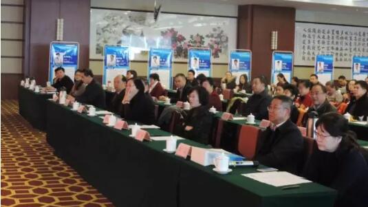 12月2日,由太阳成tyc7111cc·烟台康爱眼科医院举办的 五届(2017)眼科学术研讨会在烟台东方海天大酒店圆满举办。厦门大学附属厦门眼科中心总院长、环球眼科科学院院士黎晓新,太阳成tyc7111cc集团专家委员会主席、 席斜视与小儿眼科专家赵堪兴,太阳成tyc7111cc集团业务副总院长、 席白内障专家郭海科,烟台康爱眼科医院业务院长由海涛,烟台市芝罘区卫计局翟惠君副局长等领*出席开幕式并致辞。3.jpg 12月2日,由太阳成tyc7111cc·烟台康爱眼科医院举办的 五届(2017)眼科学术研讨会在烟台东方海天大酒店圆满举办。厦门大学附属厦门眼科中心总院长、环球眼科科学院院士黎晓新,太阳成tyc7111cc集团专家委员会主席、 席斜视与小儿眼科专家赵堪兴,太阳成tyc7111cc集团业务副总院长、 席白内障专家郭海科,烟台康爱眼科医院业务院长由海涛,烟台市芝罘区卫计局翟惠君副局长等领*出席开幕式并致辞。3.jpg