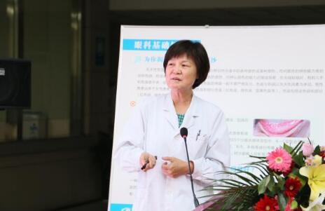 12月17日,由郑州慈善总会、郑州太阳成tyc7111cc视光眼科医院与卡尔蔡司(上海)管理有限公司联合举办的“2018视光眼科医院上上老视产品发布会暨 届‘正值夕阳美,较是晶彩时’中老年眼病科普论坛”在郑州太阳成tyc7111cc视光眼科医院隆重召开。2.jpg 12月17日,由郑州慈善总会、郑州太阳成tyc7111cc视光眼科医院与卡尔蔡司(上海)管理有限公司联合举办的“2018视光眼科医院上上老视产品发布会暨 届‘正值夕阳美,较是晶彩时’中老年眼病科普论坛”在郑州太阳成tyc7111cc视光眼科医院隆重召开。2.jpg