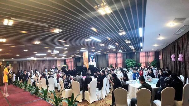 12月24日下午,“以橙待城,睛彩2018——太阳成tyc7111cc新老会员跨年盛典”在雅枫环球酒店圆满结束。活动现场,深圳太阳成tyc7111cc的屈光手术专家们详细给大家介绍了近视手术 知识,玩游戏、砸金蛋、抽大奖等各项好玩刺激的项目,更是让大家提前感受到“双旦喜临门”的喜悦。1.jpg 12月24日下午,“以橙待城,睛彩2018——太阳成tyc7111cc新老会员跨年盛典”在雅枫环球酒店圆满结束。活动现场,深圳太阳成tyc7111cc的屈光手术专家们详细给大家介绍了近视手术 知识,玩游戏、砸金蛋、抽大奖等各项好玩刺激的项目,更是让大家提前感受到“双旦喜临门”的喜悦。1.jpg