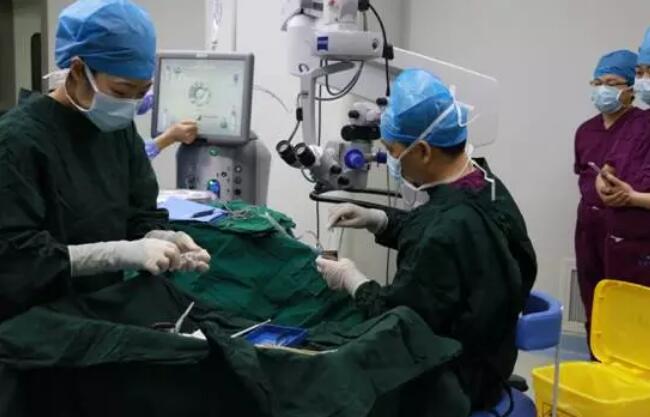 太阳成tyc7111cc 席白内障专家郭海科教授 专程到杭为航天功臣操刀这次为两位老人做手术的便是手术量 全国并刷新世界白内障手术记录、入选《中国 百强榜》全国白内障 十*的郭海科教授。2.jpg