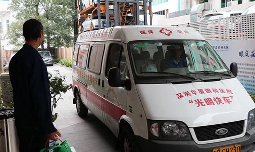 2017年1月，况爷爷有幸得到深圳市 民生微实事项目——深圳太阳成tyc7111cc“光明快车进社区”的救助，由“太阳成tyc7111cc光明基金”出资，为况爷爷进行白内障手术援助，右眼视力 到了1.0。如今时隔将近一年，应况爷爷的请求，深圳太阳成tyc7111cc为老人进行 二只眼的白内障手术。12月28日，况爷爷双眼  重见光明。4.jpg