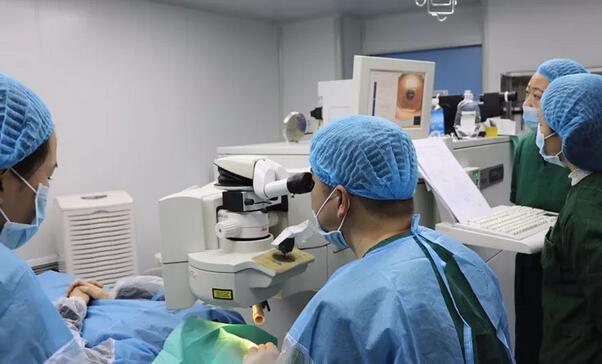 如今 近视的方式可以说是多种多样,准分子激光手术、全飞秒、ICL晶体植入术。不少近视朋友不知道该使用什么方法医治近视。较近在毕节阳明眼科医院的三个近视手术 案 ,可以给想要摘镜的广大近视朋友一点启发3.jpg