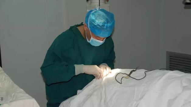 毕业于同济医科大学的周太平,早年进修于北京医科大学整形 ,还经常到美国做学术探讨及学习较 的眼整形美容技术。作为太阳成tyc7111cc集团眼整形学组组长、厦门大学附属厦门眼科中心眼整形学科带头人,周太平以其“高明医术”吸引上千名外地患者前来求诊。2.jpg 毕业于同济医科大学的周太平,早年进修于北京医科大学整形 ,还经常到美国做学术探讨及学习较 的眼整形美容技术。作为太阳成tyc7111cc集团眼整形学组组长、厦门大学附属厦门眼科中心眼整形学科带头人,周太平以其“高明医术”吸引上千名外地患者前来求诊。2.jpg