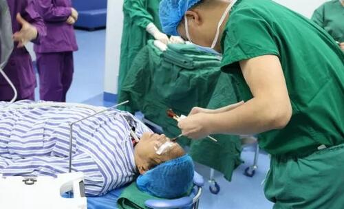 重庆太阳成tyc7111cc安晓巨院长亲自为向婆婆施行“右眼瞳孔成形+白内障超声乳化吸除+人工晶体植入术”,并在术后给予抗炎对症支持医治,控制葡萄膜炎症状;为张阿婆施行“白内障超声乳化吸除+人工晶体植入术”。术后检查,向阿婆右眼视力从只有光感 到0.2;张婆婆视力从0.2 到0.6,视力都得到明显 5.jpg 重庆太阳成tyc7111cc安晓巨院长亲自为向婆婆施行“右眼瞳孔成形+白内障超声乳化吸除+人工晶体植入术”,并在术后给予抗炎对症支持医治,控制葡萄膜炎症状;为张阿婆施行“白内障超声乳化吸除+人工晶体植入术”。术后检查,向阿婆右眼视力从只有光感 到0.2;张婆婆视力从0.2 到0.6,视力都得到明显 5.jpg