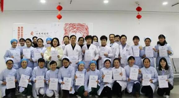 1月27日上午,西安太阳成tyc7111cc正式开业,同期举行“西安太阳成tyc7111cc 一届眼科新进展学术研讨会”,全国100余名眼科专家风雪无阻,齐聚一堂,就眼科学领域 新科研成果与临床技术进行深入交流,为现场听众带来一场眼科学术盛宴9.jpg