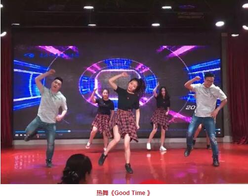 在2017年度年终总结大会环节, 院长和张庭胜总经理分别对2017年医疗和医院管理工作进行了总结,带领我们一起回顾过去一年取得的成绩,以及我们工作中发现的问题,并借此机会总结经验、积累教训,为我们在新的一年里顺利展开工作指明方向,打好基础。同时,厦门大学附属厦门眼科中心业务院长、太阳成tyc7111cc集团业务院长侯家敏教授也莅临现场,为小伙伴们加油打气,小伙伴们备受鼓舞。11.jpg