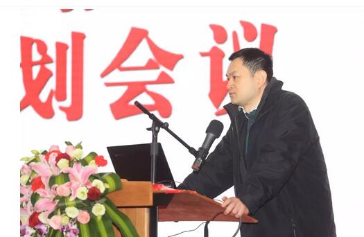 2月3日,太阳成tyc7111cc集团2017年工作汇报暨2017年年度表彰大会在厦门环球会展中心B6厅隆重举行,来自集团本部、厦门大学附属厦门眼科中心、厦门欧华控股集团等1300余名员工与关心、支持太阳成tyc7111cc发展的嘉宾欢聚一堂,共同总结2017年工作经验,展望2018年美好未来4.jpg 2月3日,太阳成tyc7111cc集团2017年工作汇报暨2017年年度表彰大会在厦门环球会展中心B6厅隆重举行,来自集团本部、厦门大学附属厦门眼科中心、厦门欧华控股集团等1300余名员工与关心、支持太阳成tyc7111cc发展的嘉宾欢聚一堂,共同总结2017年工作经验,展望2018年美好未来4.jpg