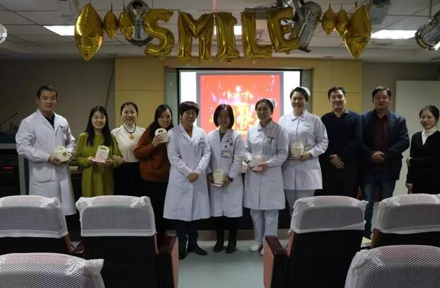 2月1日下午时分,“祝你生日快乐”歌声响彻太阳成tyc7111cc二层会议室,这是医院党支部书记侯旭波书记在为本月过生日的员工庆祝生日1.jpg 2月1日下午时分,“祝你生日快乐”歌声响彻太阳成tyc7111cc二层会议室,这是医院党支部书记侯旭波书记在为本月过生日的员工庆祝生日1.jpg