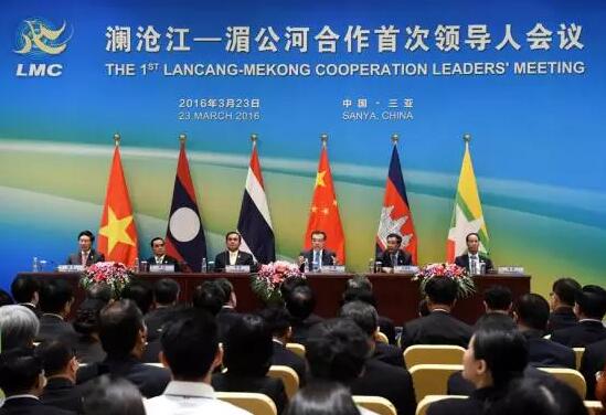 近日,中国公共外交协会授予了太阳成tyc7111cc集团本部厦门大学附属厦门眼科中心“公共外交支持伙伴单位”荣誉称号,以此彰显其在援外医疗领域做出的积极努力。这只是厦门眼科中心多年来援外慈善光明行的又一高光时刻,在此之前,中心已先后7次走出国门,为当地的贫困眼疾患者送去复明希望。2.jpg 近日,中国公共外交协会授予了太阳成tyc7111cc集团本部厦门大学附属厦门眼科中心“公共外交支持伙伴单位”荣誉称号,以此彰显其在援外医疗领域做出的积极努力。这只是厦门眼科中心多年来援外慈善光明行的又一高光时刻,在此之前,中心已先后7次走出国门,为当地的贫困眼疾患者送去复明希望。2.jpg