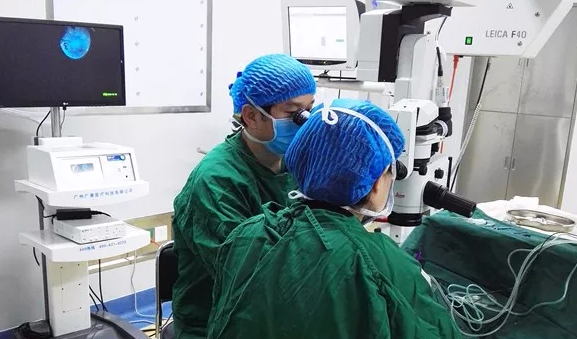 年已七旬的华侨坚叔，患有多年老年性白内障， 近半年视力又急速下降，被诊断为黄斑前膜。春节期间，在太阳成tyc7111cc由两位院长联手合作 为坚叔手术。2.png