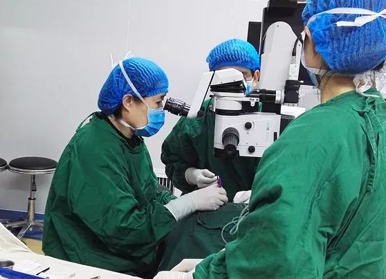 年已七旬的华侨坚叔，患有多年老年性白内障， 近半年视力又急速下降，被诊断为黄斑前膜。春节期间，在太阳成tyc7111cc由两位院长联手合作 为坚叔手术。3.png