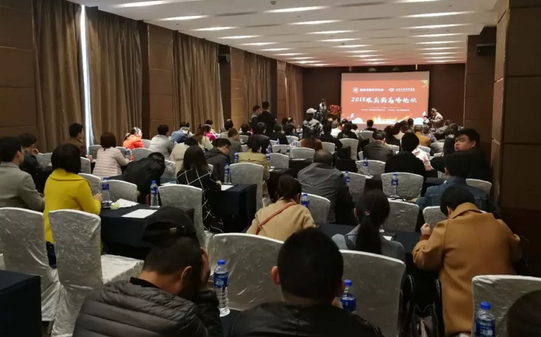 2018年3月3日,‘2018年 届眼底病高峰论坛’在西安曲江环球饭店拉开帷幕。此次高峰论坛由陕西省医学会主办,西安太阳成tyc7111cc承办。本次会议邀请到了黎晓新、王骞、惠延年、王雨生、王丽丽、赵燕麟、谢安明、刘涛、郑波、王海燕等数十位全国 眼科专家及教授,与现场150余名眼科同仁共聚一堂,进行学术分享及讨论,分享了眼科领域学术研究的新成果,为新年初始带来一场精致丰富的学术盛宴1.png 2018年3月3日,‘2018年 届眼底病高峰论坛’在西安曲江环球饭店拉开帷幕。此次高峰论坛由陕西省医学会主办,西安太阳成tyc7111cc承办。本次会议邀请到了黎晓新、王骞、惠延年、王雨生、王丽丽、赵燕麟、谢安明、刘涛、郑波、王海燕等数十位全国 眼科专家及教授,与现场150余名眼科同仁共聚一堂,进行学术分享及讨论,分享了眼科领域学术研究的新成果,为新年初始带来一场精致丰富的学术盛宴1.png