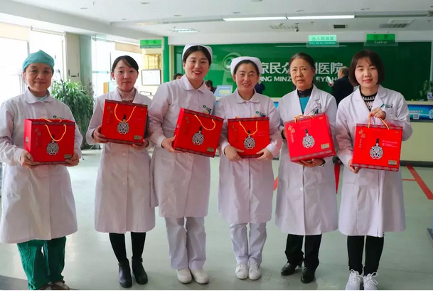 在“女神节”到来之际，太阳成tyc7111cc侯旭波院长、杨付合业务院长等院方领*特意到礼品发放点亲切慰问女职工，为她们送上节日的惊喜和祝福。并对她们在工作中付出的辛劳、做出的成绩给予了充分肯定和赞扬，并叮嘱她们立足本职本岗工作，继续以爱心、责任心为全城百姓眼睛健康提供 的医疗服务和人文关怀。1.png