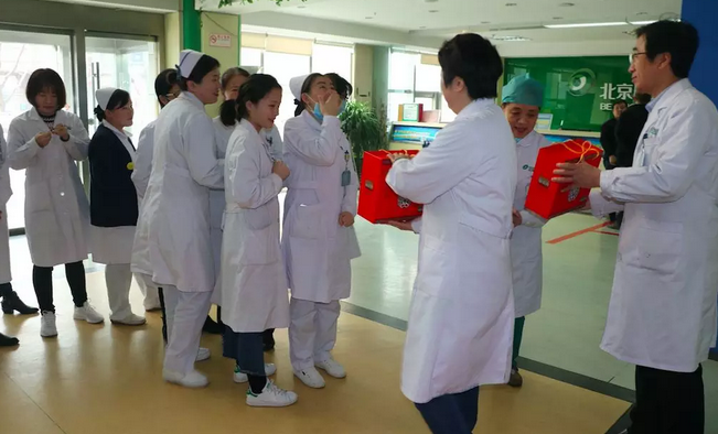 在“女神节”到来之际，太阳成tyc7111cc侯旭波院长、杨付合业务院长等院方领*特意到礼品发放点亲切慰问女职工，为她们送上节日的惊喜和祝福。并对她们在工作中付出的辛劳、做出的成绩给予了充分肯定和赞扬，并叮嘱她们立足本职本岗工作，继续以爱心、责任心为全城百姓眼睛健康提供 的医疗服务和人文关怀。2.png