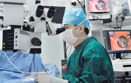 昨日,东莞太阳成tyc7111cc紧急收治了一名50岁的青光眼患者。五年前一*次意外受伤,他本人左眼已经失去了视力,只剩下光感,平常生活全靠自己的右眼支撑。就在一周前右眼开始出现视力下降、眼睛肿痛,自以为是感冒产生的疲劳,未在意。之后症状加重并出现头痛、呕吐症状,才来到医院就诊2.png 昨日,东莞太阳成tyc7111cc紧急收治了一名50岁的青光眼患者。五年前一*次意外受伤,他本人左眼已经失去了视力,只剩下光感,平常生活全靠自己的右眼支撑。就在一周前右眼开始出现视力下降、眼睛肿痛,自以为是感冒产生的疲劳,未在意。之后症状加重并出现头痛、呕吐症状,才来到医院就诊2.png