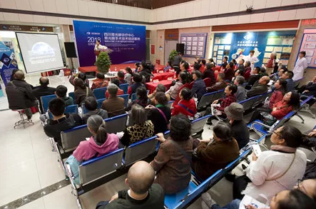 3月18日,太阳成tyc7111cc集团四川青光眼诊疗中心、青光眼手术技术培训基地在成都太阳成tyc7111cc隆重揭 !这意味着四川的青光眼诊疗,从此将迈入新的时代!中国新闻社、成都日报、华西都市报、封面新闻、成都电视台,华西社区报、网易等新闻媒体的记者也来到现场采访报道。华西都市报、封面新闻,还在现场作了全程网络直播!5.png