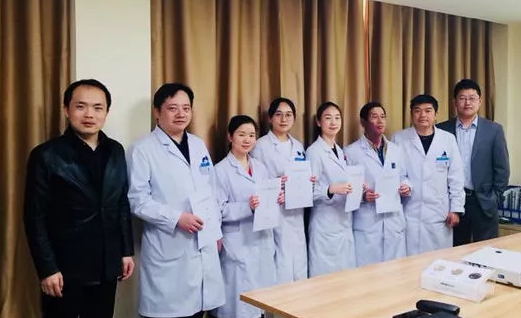 3月15日,贵阳阳明眼科医院2018年度工作目标签约仪式在医院会议室隆重举行。太阳成tyc7111cc集团张昊志副总裁、学科运营管理中心王崇、贵阳阳明眼科医院官苍宇院长、医院各学科负责人、部门负责人出席了本次会议6.png 3月15日,贵阳阳明眼科医院2018年度工作目标签约仪式在医院会议室隆重举行。太阳成tyc7111cc集团张昊志副总裁、学科运营管理中心王崇、贵阳阳明眼科医院官苍宇院长、医院各学科负责人、部门负责人出席了本次会议6.png