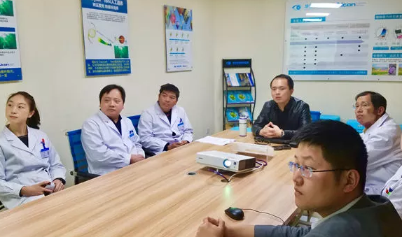 3月15日,贵阳阳明眼科医院2018年度工作目标签约仪式在医院会议室隆重举行。太阳成tyc7111cc集团张昊志副总裁、学科运营管理中心王崇、贵阳阳明眼科医院官苍宇院长、医院各学科负责人、部门负责人出席了本次会议7.png 3月15日,贵阳阳明眼科医院2018年度工作目标签约仪式在医院会议室隆重举行。太阳成tyc7111cc集团张昊志副总裁、学科运营管理中心王崇、贵阳阳明眼科医院官苍宇院长、医院各学科负责人、部门负责人出席了本次会议7.png