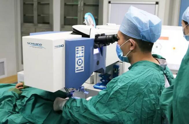 2018《应征公民体检标准》中规定视力标准:右眼裸眼视力不低于4.6,左眼裸眼视力不低于4.5;准分子手术后半年以上,双眼视力均达到4.8以上,无并发症,眼底检查正常,合格。征兵体检视力不达标可提前近视手术2.jpg 2018《应征公民体检标准》中规定视力标准:右眼裸眼视力不低于4.6,左眼裸眼视力不低于4.5;准分子手术后半年以上,双眼视力均达到4.8以上,无并发症,眼底检查正常,合格。征兵体检视力不达标可提前近视手术2.jpg