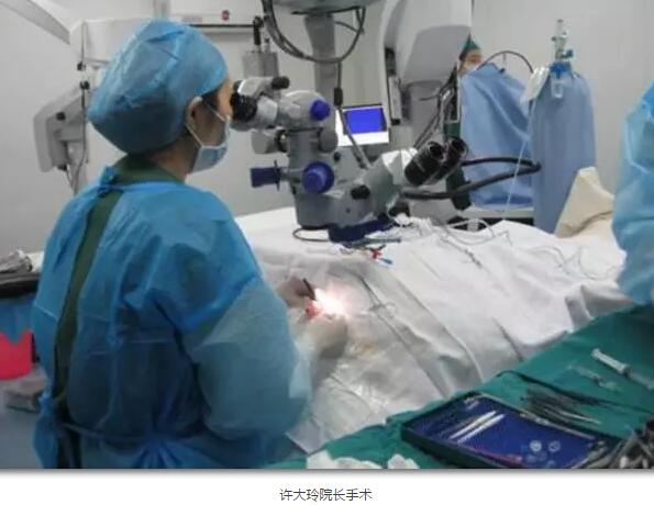 李老太在毫无征兆的情况下右眼视力下降至看不见东西。李老太家人带其至县医院就诊。医生诊断为视网膜脱离,需做玻切手术医治,而玻切手术需要动手术2次。怕疼的李老太一听就犯怵了:开刀,疼。 终,李老太的家人在多方打听后决定带李老太至宜昌太阳成tyc7111cc找许大玲院长医治3.jpg 李老太在毫无征兆的情况下右眼视力下降至看不见东西。李老太家人带其至县医院就诊。医生诊断为视网膜脱离,需做玻切手术医治,而玻切手术需要动手术2次。怕疼的李老太一听就犯怵了:开刀,疼。 终,李老太的家人在多方打听后决定带李老太至宜昌太阳成tyc7111cc找许大玲院长医治3.jpg